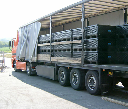 Skládací velkokapacitní nosiče nákladu v nákladním vozidle